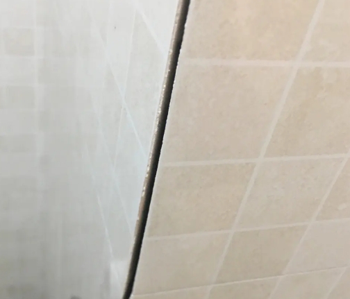 新吴瓷砖空鼓维修公司分享阳台瓷砖脱落的修复过程可以分为以下几个步骤