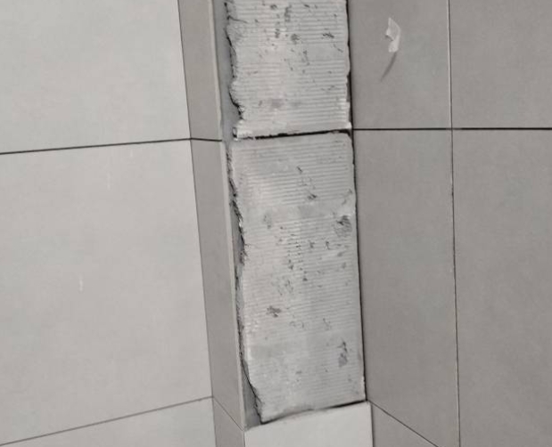 新吴瓷砖空鼓维修公司分享下瓷砖施工前基层浇水润湿程度不足，可能导致以下问题