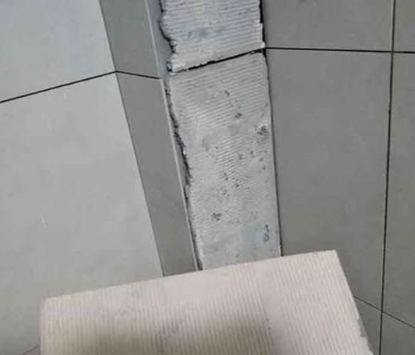 新吴瓷砖空鼓维修公司分享下厨房瓷砖脱落的补救措施。